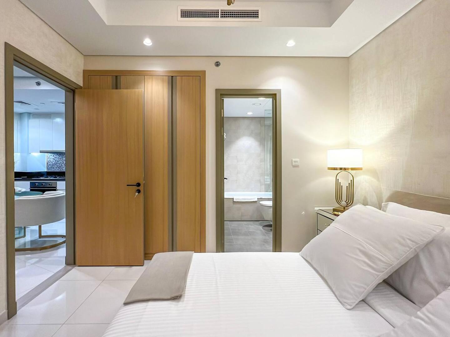 Keyrock Living - Burj Khalifa View Retreat With Pool Apartment