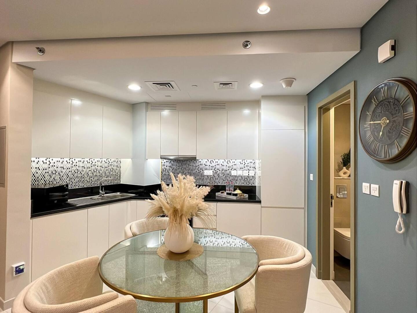 Keyrock Living - Burj Khalifa View Retreat With Pool Apartment